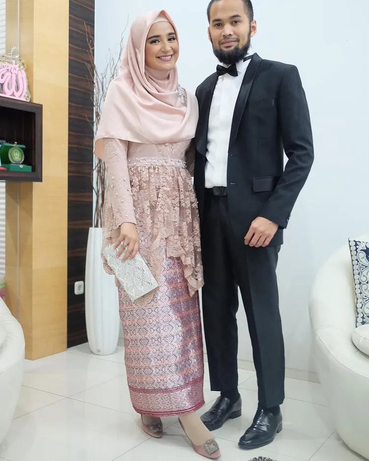 gaya 11 seleb berhijab ke kondangan © berbagai sumber