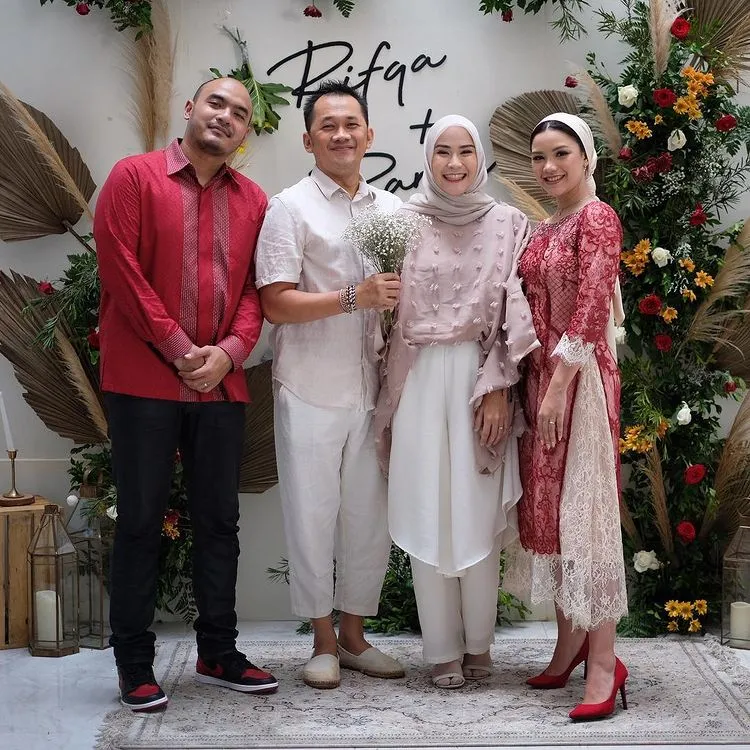 gaya 11 seleb berhijab ke kondangan © berbagai sumber