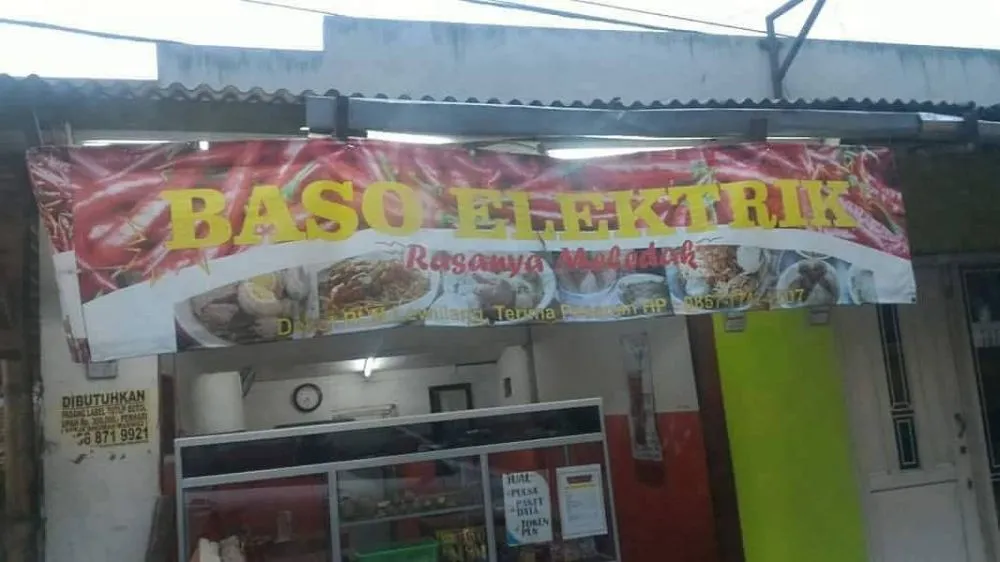 tulisan di warung malah jadi lucu © 2021 twitter.com