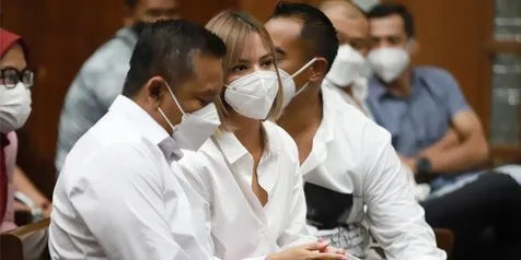 gaji sopir Nia Ramadhani © KapanLagi.com