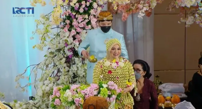 Momen siraman 7 bulanan kehamilan Aurel © rctiplus.com Momen siraman 7 bulanan kehamilan Aurel © rctiplus.com