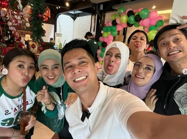 Potret reuni seleb Genta Buana Berbagai sumber Potret reuni seleb Genta Buana Berbagai sumber