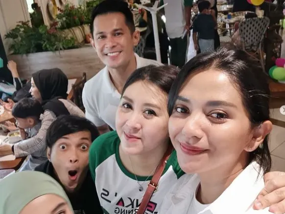 Potret reuni seleb Genta Buana Berbagai sumber Potret reuni seleb Genta Buana Berbagai sumber