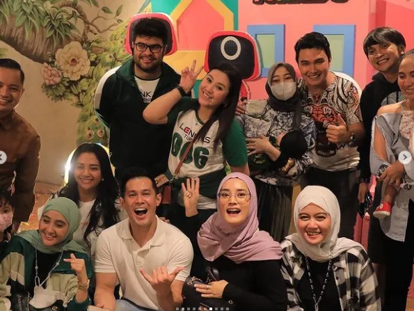 Potret reuni seleb Genta Buana Berbagai sumber Potret reuni seleb Genta Buana Berbagai sumber