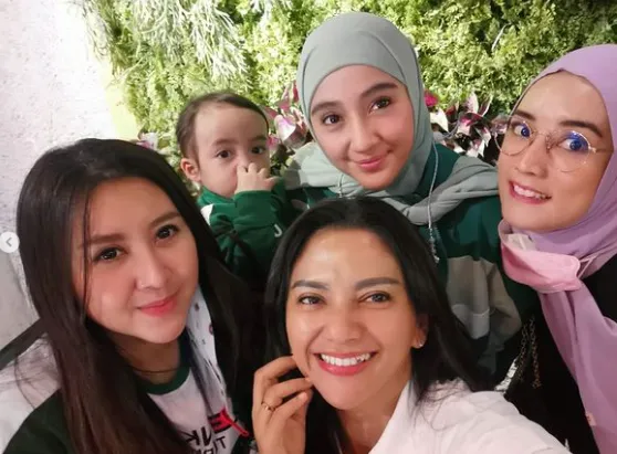 Potret reuni seleb Genta Buana Berbagai sumber Potret reuni seleb Genta Buana Berbagai sumber