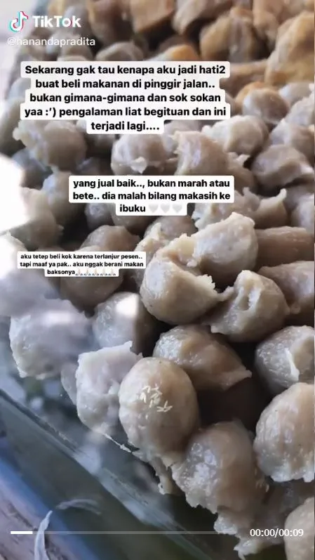 wanita ini syok ada yang menempel di makanannya TikTok