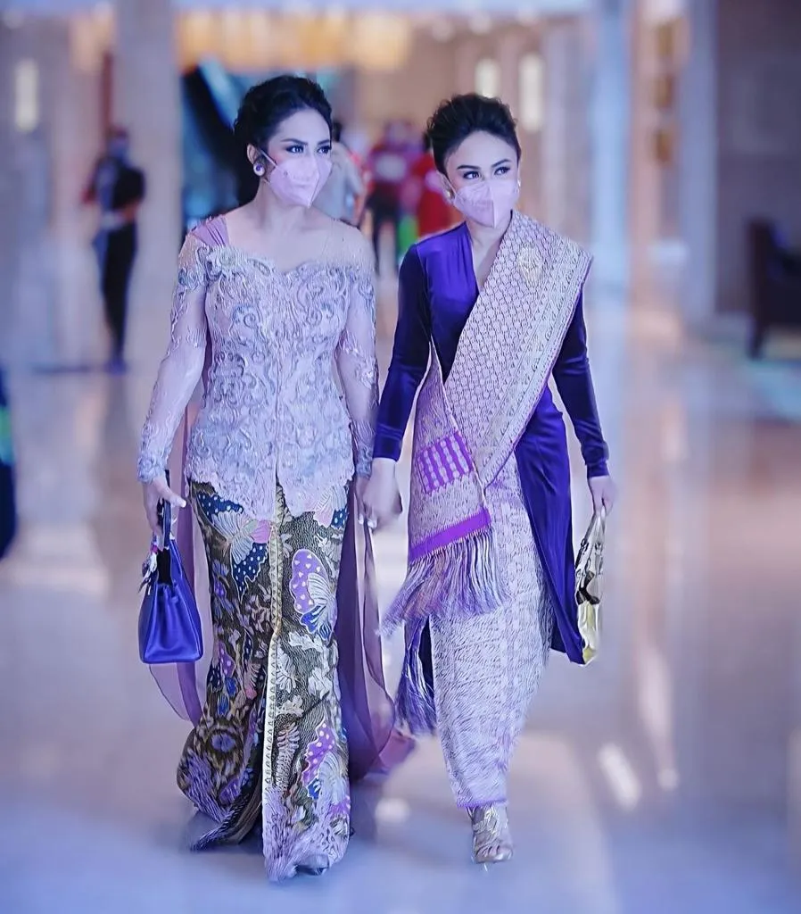 Beda gaya Yuni Shara dan KD saat pakai kebaya Instagram Beda gaya Yuni Shara dan KD saat pakai kebaya Instagram