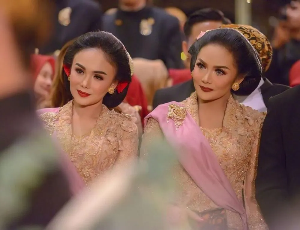 Beda gaya Yuni Shara dan KD saat pakai kebaya Instagram Beda gaya Yuni Shara dan KD saat pakai kebaya Instagram