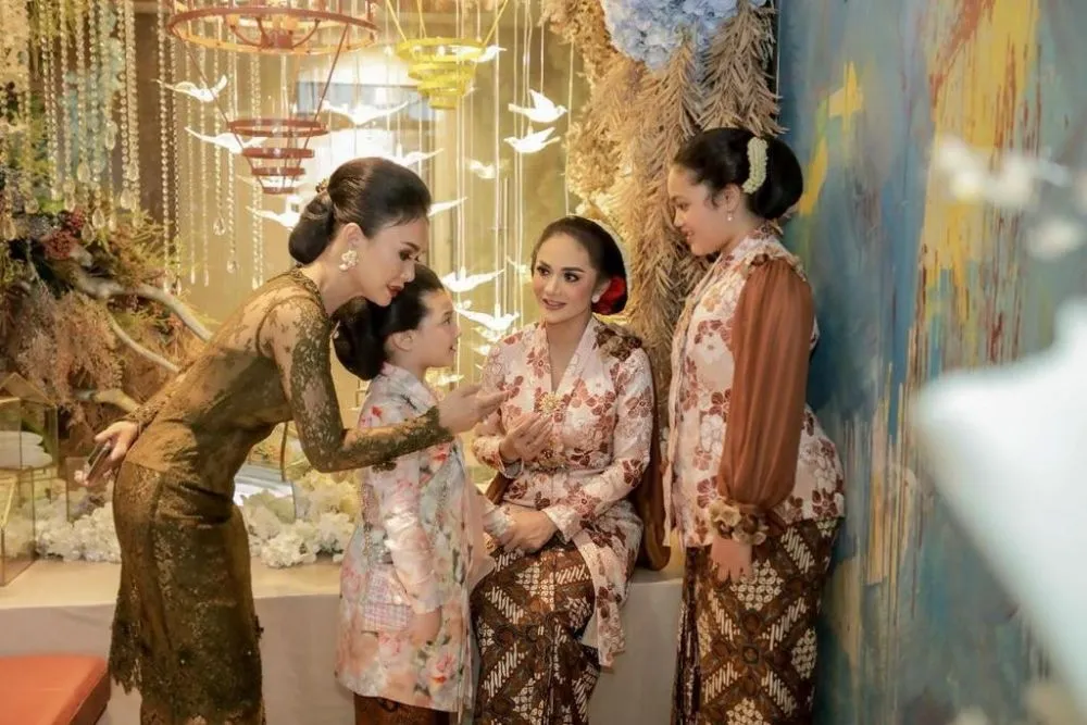 Beda gaya Yuni Shara dan KD saat pakai kebaya Instagram Beda gaya Yuni Shara dan KD saat pakai kebaya Instagram