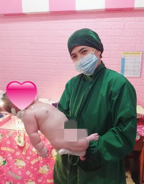 Viral bayi lahir dengan berat 5,1 kg Berbagai sumber