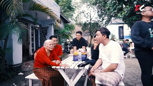 Momen kenangan Denny Caknan dan Mbah Minto © berbagai sumber Momen kenangan Denny Caknan dan Mbah Minto © berbagai sumber
