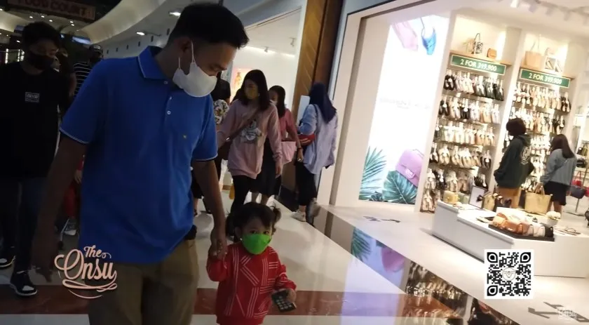 Momen Sarwendah sewa satu bioskop © YouTube Momen Sarwendah sewa satu bioskop © YouTube