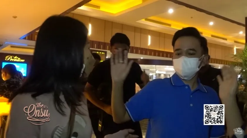 Momen Sarwendah sewa satu bioskop © YouTube Momen Sarwendah sewa satu bioskop © YouTube