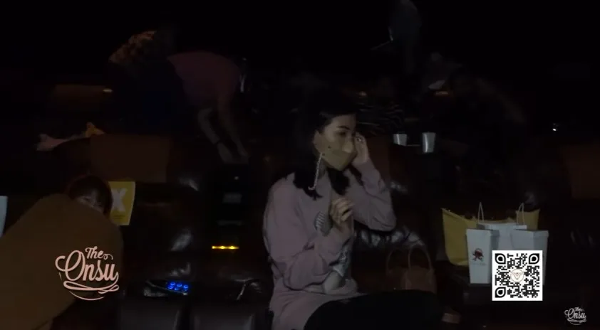 Momen Sarwendah sewa satu bioskop © YouTube Momen Sarwendah sewa satu bioskop © YouTube