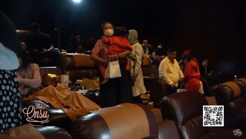 Momen Sarwendah sewa satu bioskop © YouTube Momen Sarwendah sewa satu bioskop © YouTube