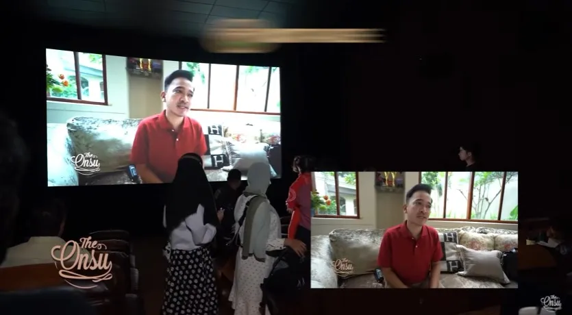 Momen Sarwendah sewa satu bioskop © YouTube Momen Sarwendah sewa satu bioskop © YouTube