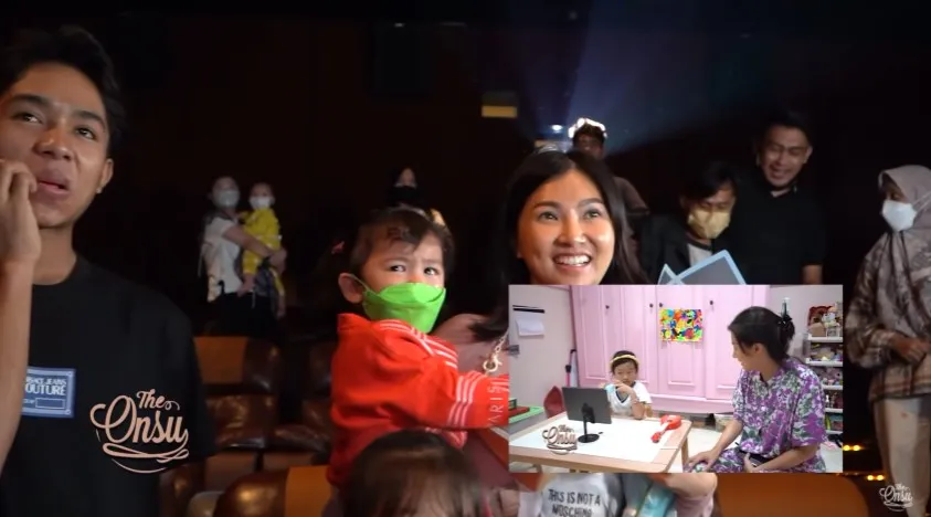 Momen Sarwendah sewa satu bioskop © YouTube Momen Sarwendah sewa satu bioskop © YouTube