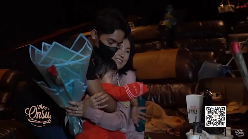 Momen Sarwendah sewa satu bioskop © YouTube Momen Sarwendah sewa satu bioskop © YouTube