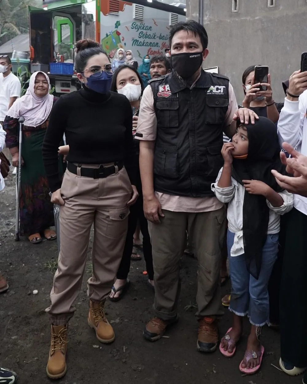 penyanyi beri bantuan korban bencana alam © berbagai sumber penyanyi beri bantuan korban bencana alam © berbagai sumber