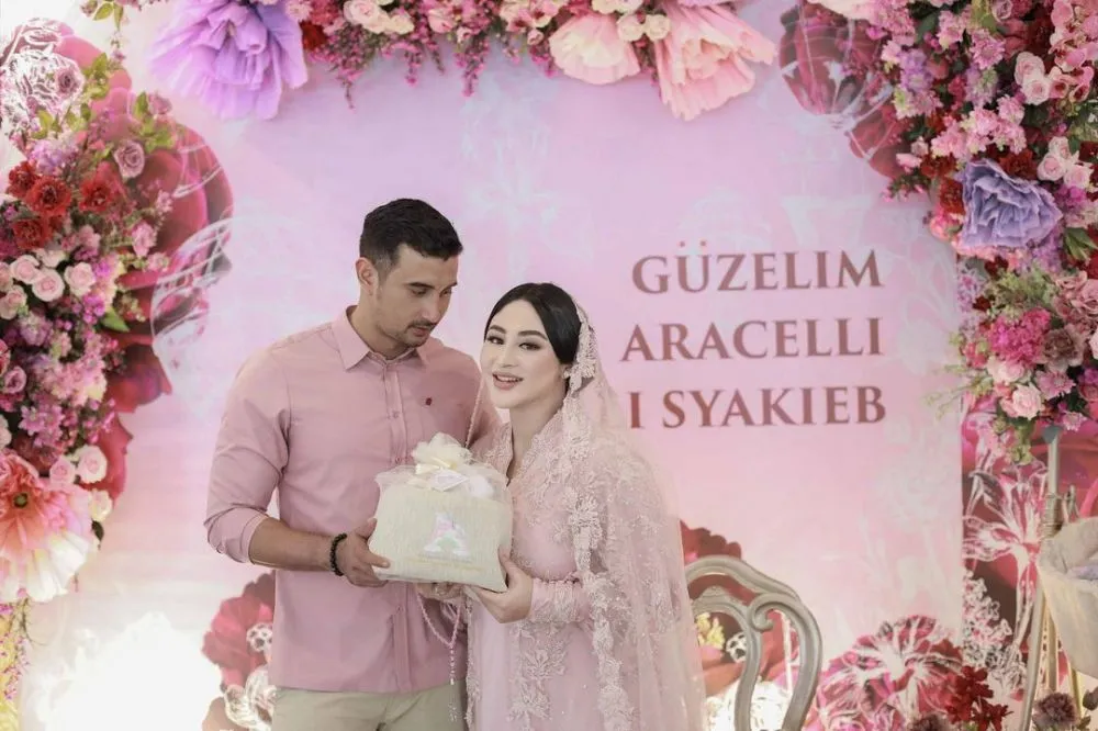 Momen akikah anak pesinetron © Instagram