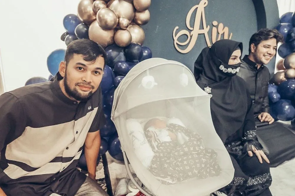 Momen akikah anak pesinetron © Instagram