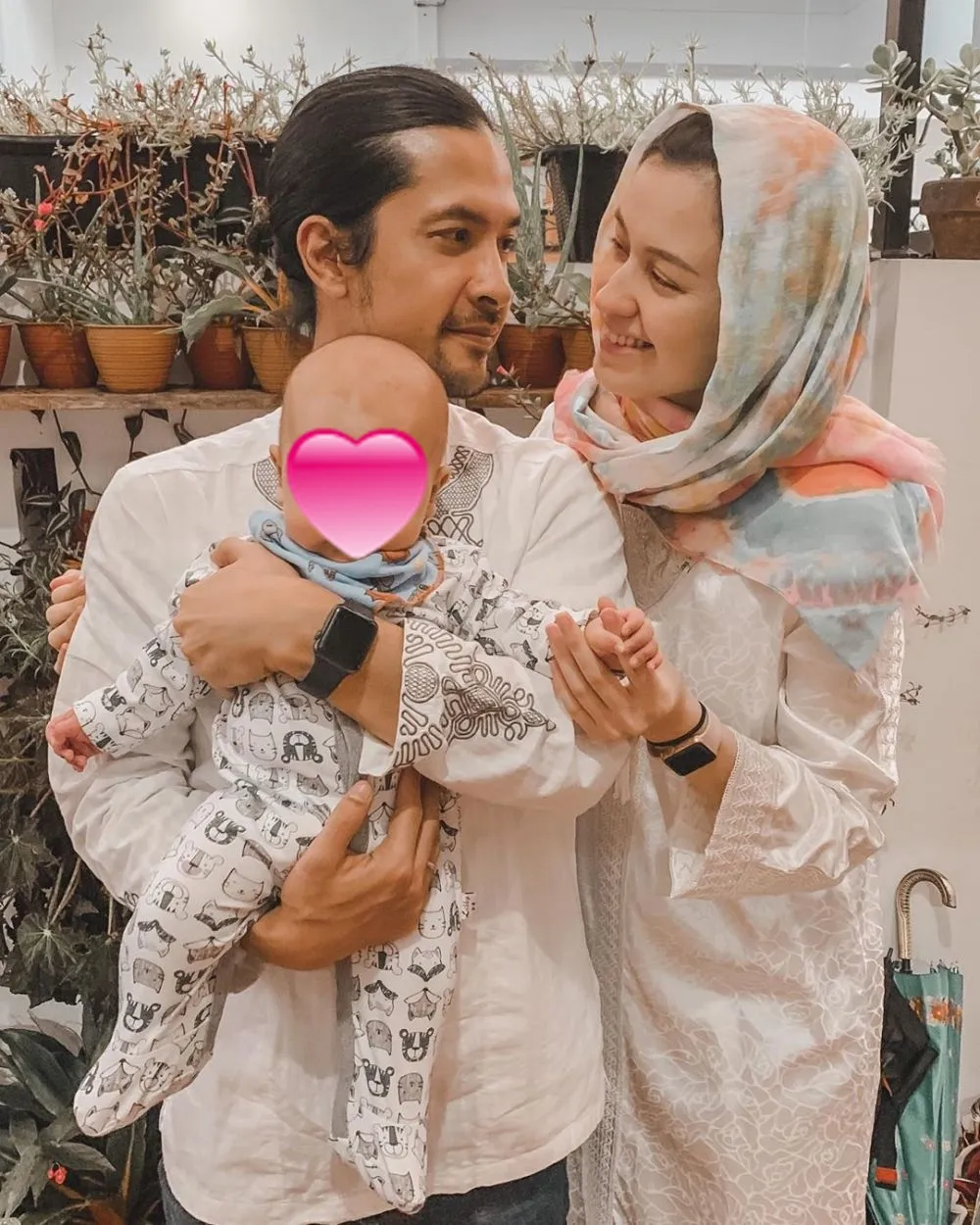 Momen akikah anak pesinetron © Instagram