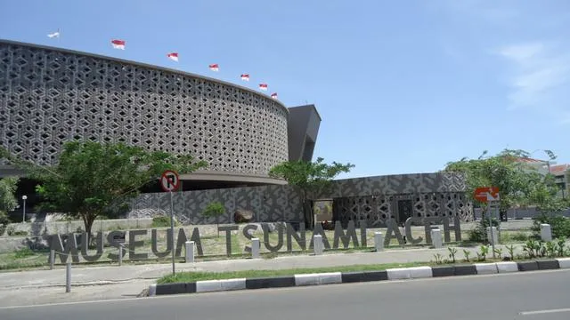 kilas balik tsunami aceh © berbagai sumber kilas balik tsunami aceh © berbagai sumber
