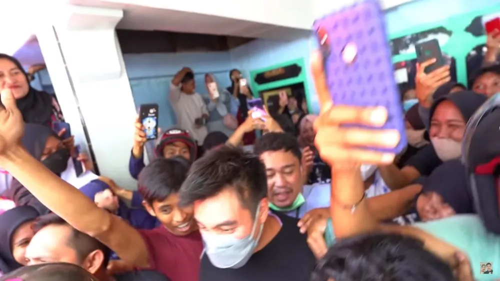 baim wong ketemu korban penipuan © 2021 YouTube baim wong ketemu korban penipuan © 2021 YouTube