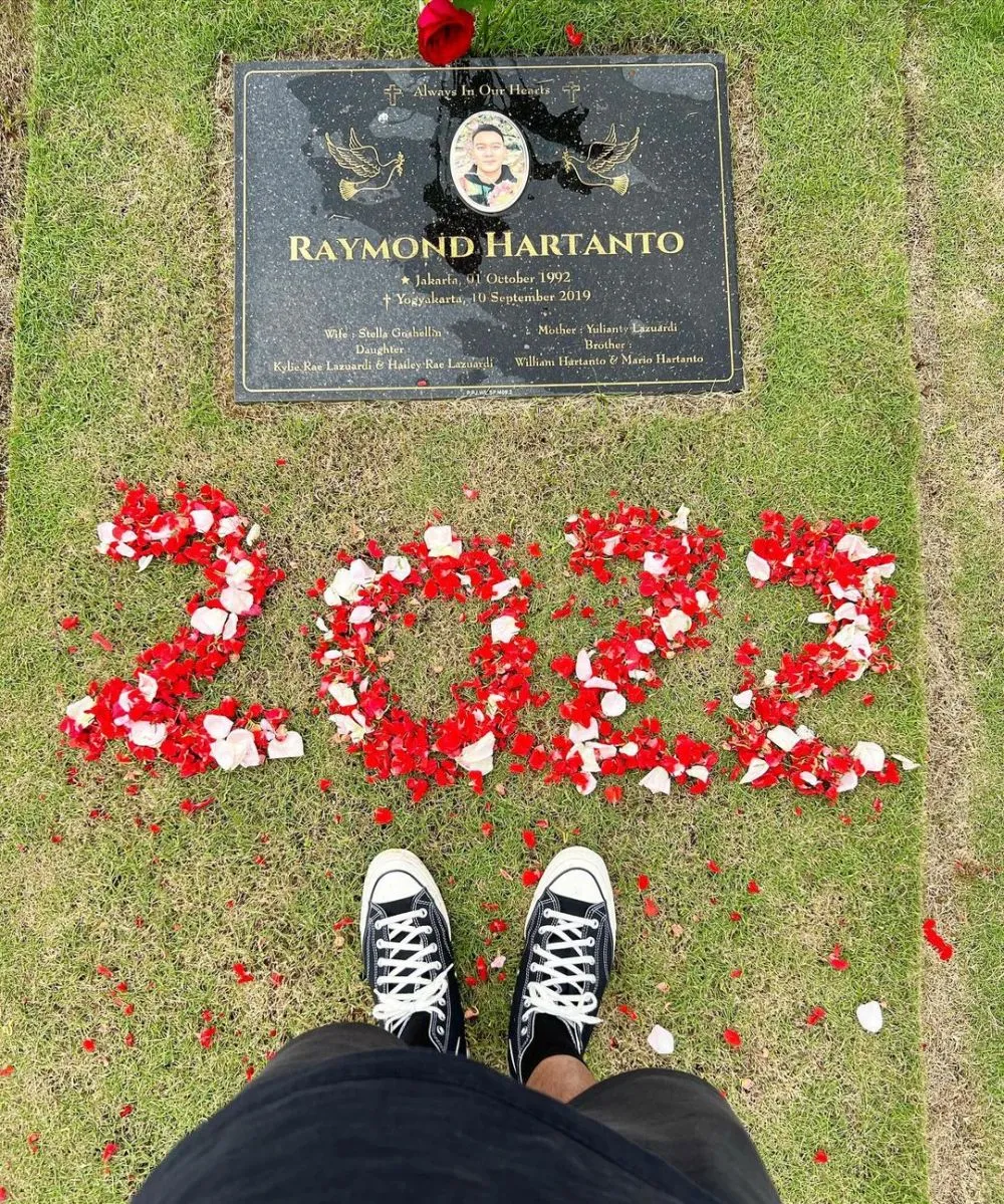 Boy William tuai kritikan saat ziarah ke makam sang adik Instagram