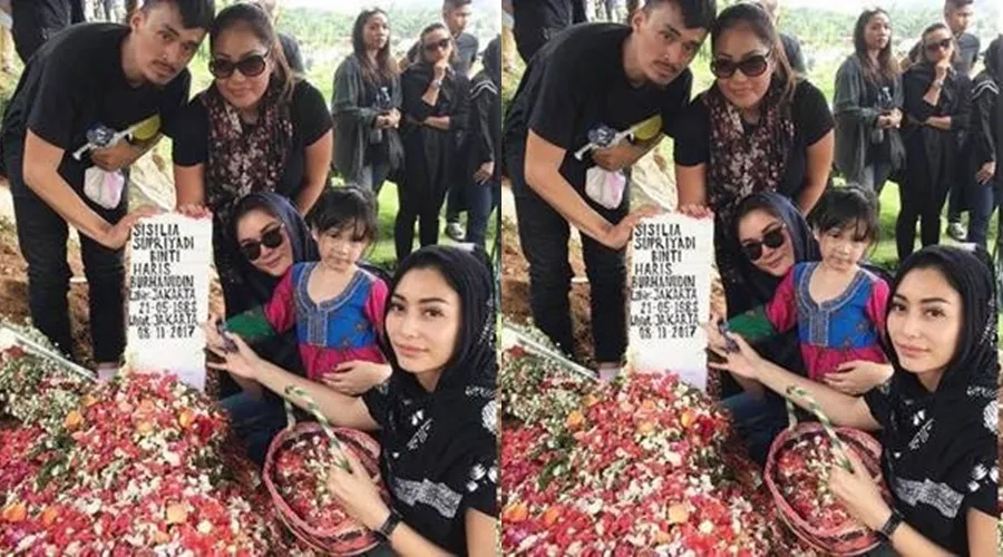 Seleb tuai kritikan saat ziarah ke makam Instagram Seleb tuai kritikan saat ziarah ke makam Instagram