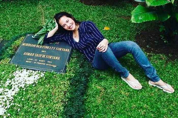 Seleb tuai kritikan saat ziarah ke makam Instagram Seleb tuai kritikan saat ziarah ke makam Instagram