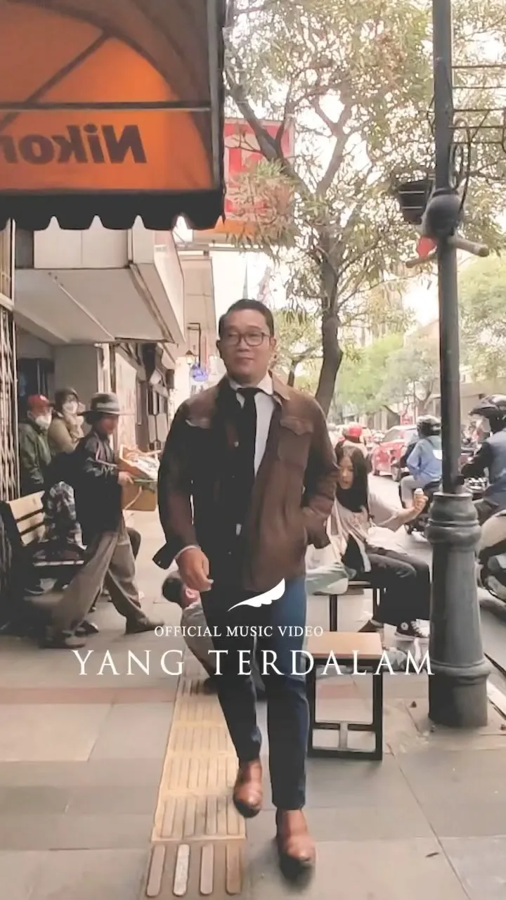 Parodikan klip Noah 'Yang Terdalam' ala Ridwan Kamil Instagram Parodikan klip Noah 'Yang Terdalam' ala Ridwan Kamil Instagram