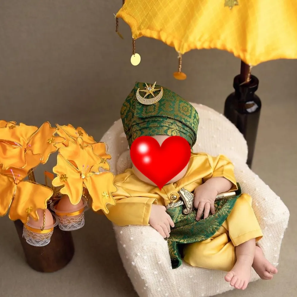 Pemotretan newborn anak seleb dengan pakaian adat Instagram Pemotretan newborn anak seleb dengan pakaian adat Instagram