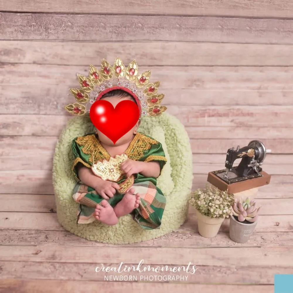 Pemotretan newborn anak seleb dengan pakaian adat Instagram Pemotretan newborn anak seleb dengan pakaian adat Instagram