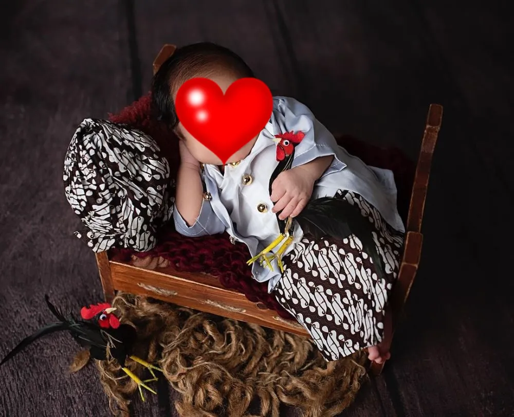 Pemotretan newborn anak seleb dengan pakaian adat Instagram Pemotretan newborn anak seleb dengan pakaian adat Instagram