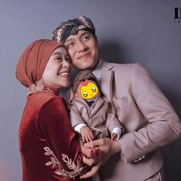 Pemotretan seleb bareng anak pertama © berbagai sumber Pemotretan seleb bareng anak pertama © berbagai sumber