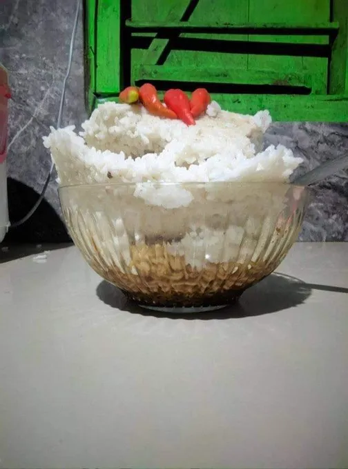 potret lucu yang penting makan nasi © berbagai sumber
