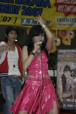 Potret lawas Ayu Ting Ting saat di panggung hajatan Berbagai sumber Potret lawas Ayu Ting Ting saat di panggung hajatan Berbagai sumber