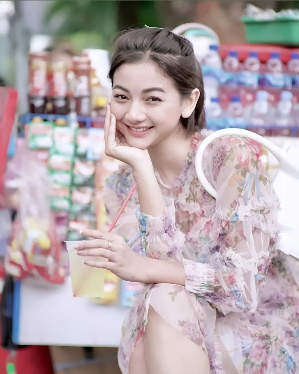 Pesinetron jajan minuman di pinggir jalan © Instagram Pesinetron jajan minuman di pinggir jalan © Instagram