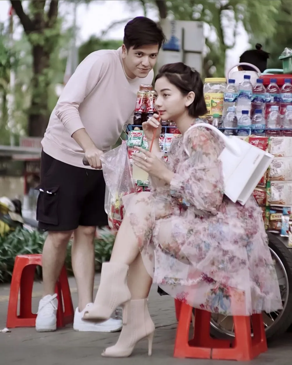 Pesinetron jajan minuman di pinggir jalan © Instagram Pesinetron jajan minuman di pinggir jalan © Instagram