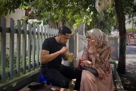 Pesinetron jajan minuman di pinggir jalan © Instagram Pesinetron jajan minuman di pinggir jalan © Instagram