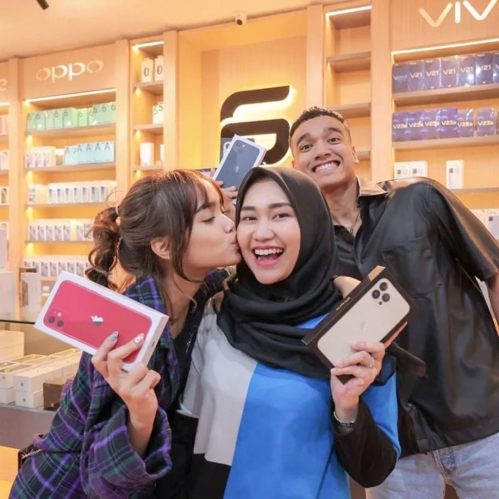 Fuji dan para crazy rich © Instagram Fuji dan para crazy rich © Instagram