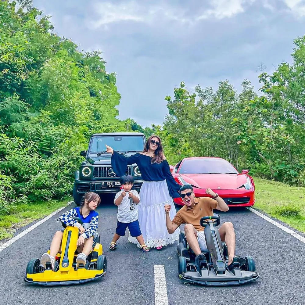 Fuji dan para crazy rich © Instagram Fuji dan para crazy rich © Instagram