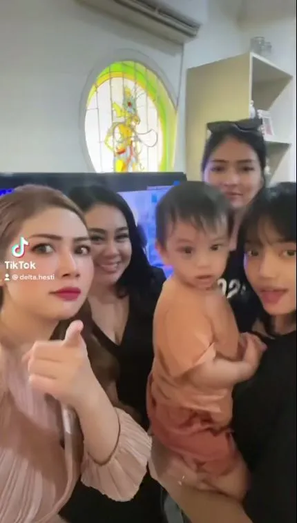 Fuji dan para crazy rich © Instagram Fuji dan para crazy rich © Instagram