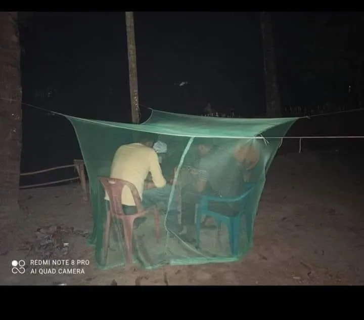 Momen lindungi diri bikin ngakak © berbagai sumber Momen lindungi diri bikin ngakak © berbagai sumber