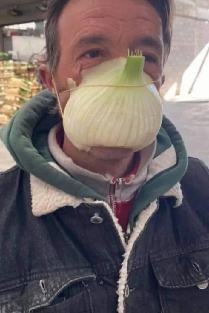 Momen lindungi diri bikin ngakak © berbagai sumber Momen lindungi diri bikin ngakak © berbagai sumber