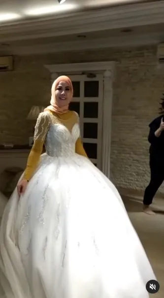 Venna Melinda fitting gaun pernikahan © Instagram