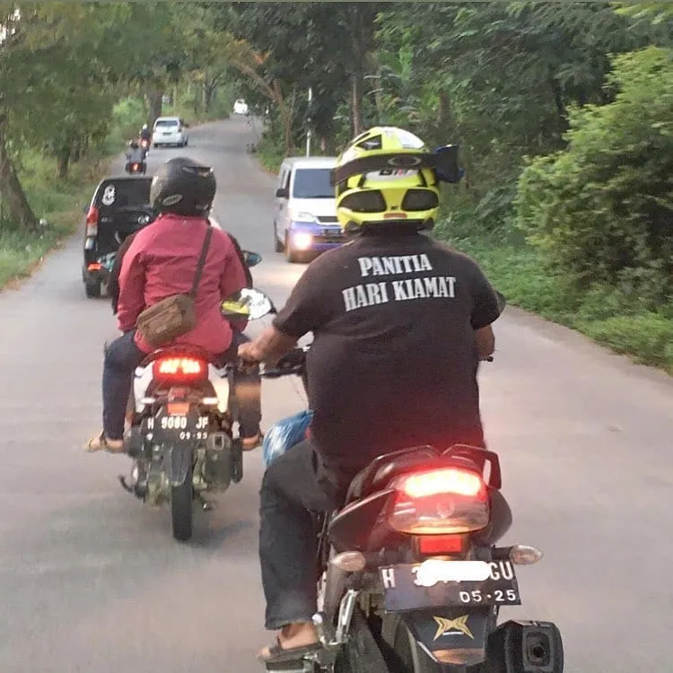 tulisan kocak di baju bapak bapak © berbagai sumber