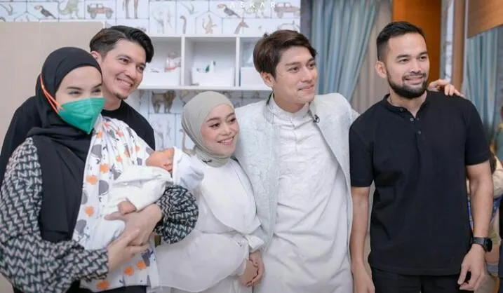 gaya seleb hadiri akikah anak lesty dan billar © instagram