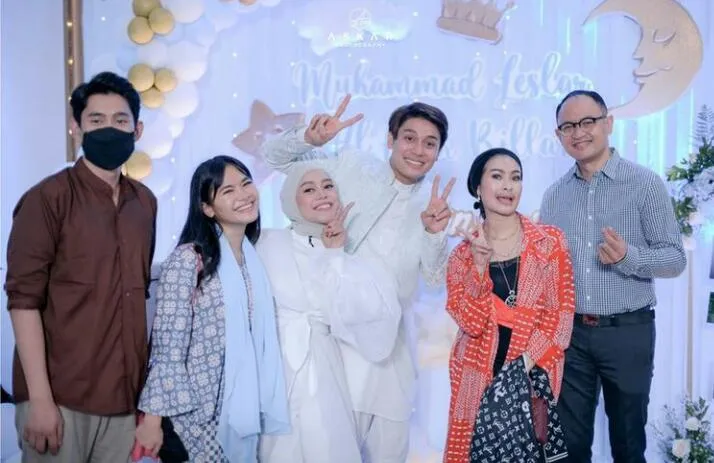 gaya seleb hadiri akikah anak lesty dan billar © instagram